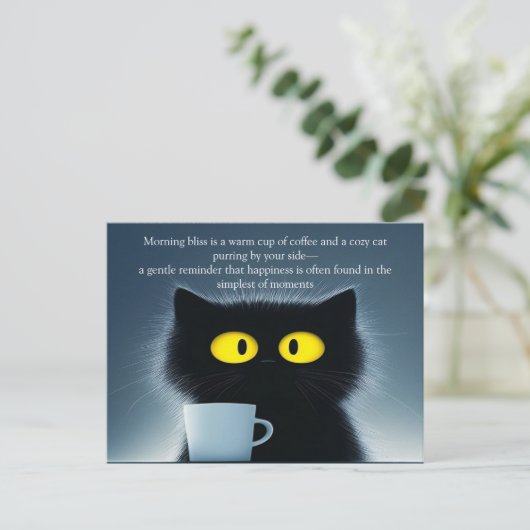 Een zwarte kat en een warme Mok Briefkaart (Staand voorkant)