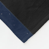 Een zwarte kat en volle maan, marinevloot fleece deken (Hoek)