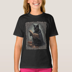Een zwarte kat met een cape die Halloween bestudee T-shirt