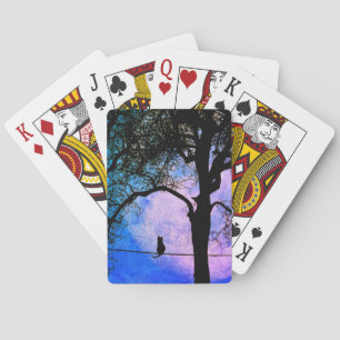 Een zwarte kat op een draad bij volle maan pokerkaarten