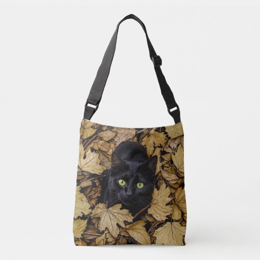 Een zwarte kat speelt in de herfstbladeren crossbody tas (Voorkant)