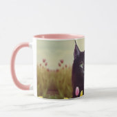 Een zwarte kat tiptoes door de Tulpen - Mok (Links)