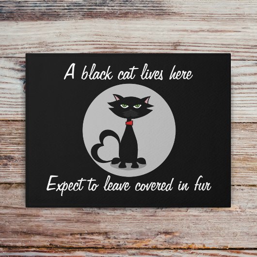 Een zwarte kat woont hier grappig huisje deurmat