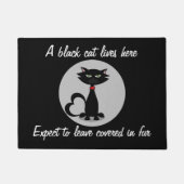 Een zwarte kat woont hier grappig huisje deurmat (Voorkant)