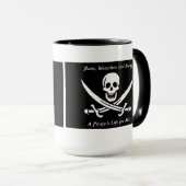 Een zwarte ringer van het Piratenleven mok (Voorkant rechts)