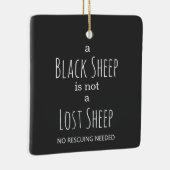 Een zwarte schaap is geen verloren schaap geperson keramisch ornament (Rechts)