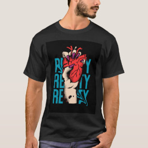 Een zwarte t-shirt met een hand die een hart vasth