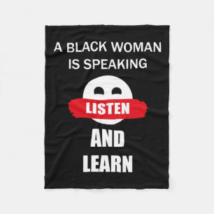 Een zwarte vrouw spreekt fleece deken