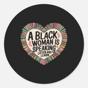 Een zwarte vrouw spreekt, luistert en leert Junett Ronde Sticker