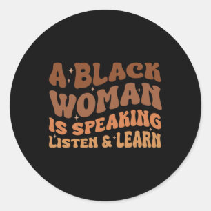 Een zwarte vrouw spreekt, luistert en leert melani ronde sticker