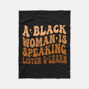 Een zwarte vrouw spreekt, luistert en leert voor v fleece deken