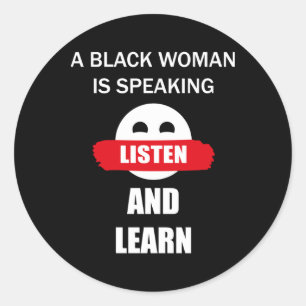 Een zwarte vrouw spreekt ronde sticker