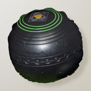 Een zwarte wandelbal, rond kussen