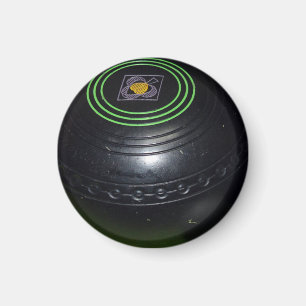 Een zwarte  wandelbrak, magneet