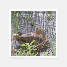 Eend die zich in het riet verzorgt servet