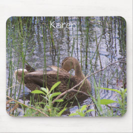 Eend die zich in het riet wast muismat