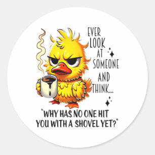 Eend kijkt nooit naar iemand en denkt na waarom hi ronde sticker