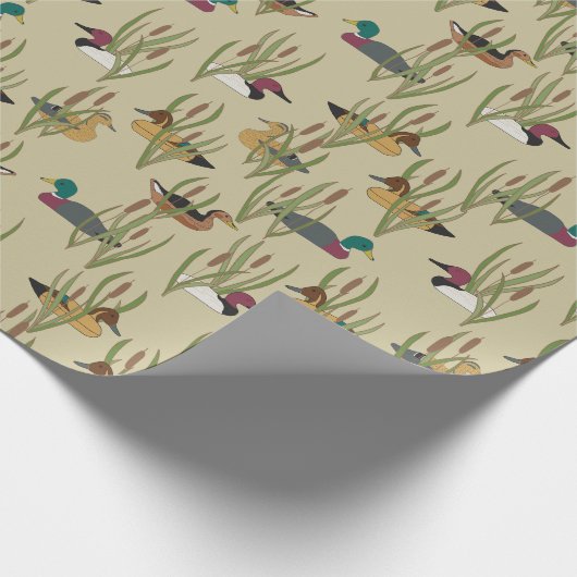 eend lokvogels verbergen in Cattails op Beige Cadeaupapier (Hoek)