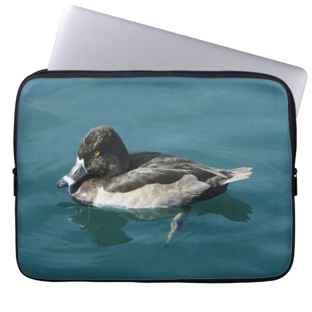 Eend op zwart-wit water met ringhals meer dier laptop sleeve (Voorkant)