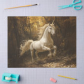 Eenhoorn die door het bosschilderij loopt tissuepapier (Craft)