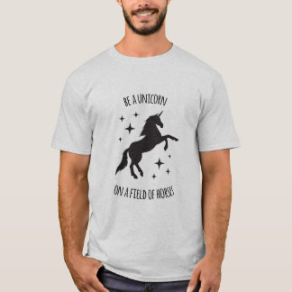 Eenhoorn in een veld van paarden T-shirt