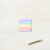 Eenhoorn op pastel regenboog gestreept post-it® notes (Op bureau)
