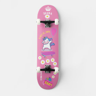 Eenhoorn op skateboard met gepersonaliseerde bijsc