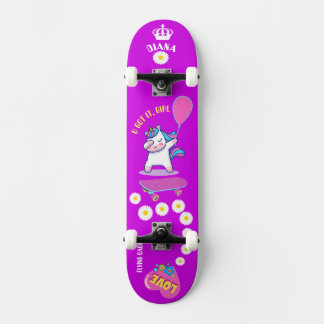 Eenhoorn op skateboard met gepersonaliseerde bijsc