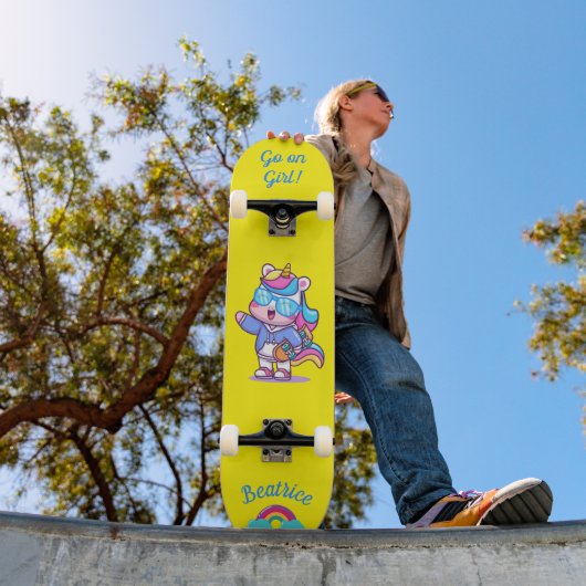 Eenhoorn op skateboard met gepersonaliseerde bijsc (Buiten 1)