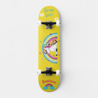 Eenhoorn op skateboard met gepersonaliseerde bijsc