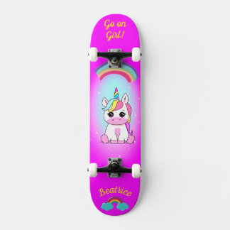Eenhoorn op skateboard met gepersonaliseerde bijsc