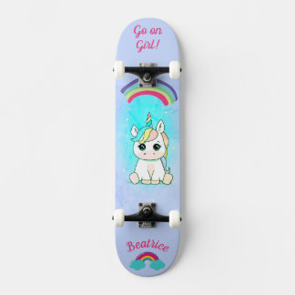 Eenhoorn op skateboard met gepersonaliseerde bijsc
