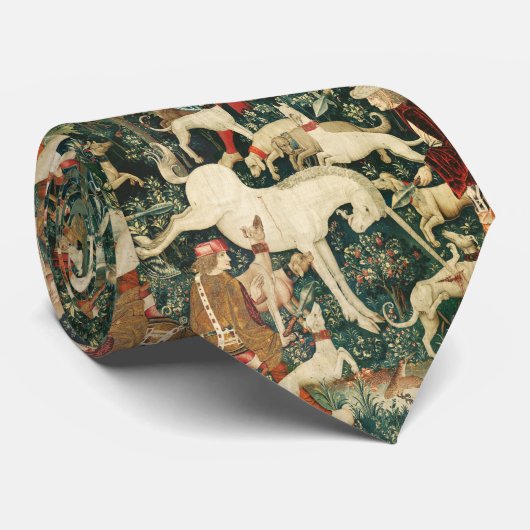 EENHOORN VERDEDIGT ZICH, andere dieren rood groen Stropdas (Opgerold)