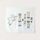 Eenhoorn zijn op het gebied van paarden wandkleed (Voorkant (horizontaal))