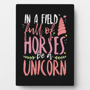 Eenhoringliefhebber In een veld van paarden wees e Fotoplaat