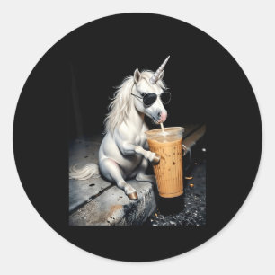 Eenhorn drinkt ijskoude koffie grappige dieren mem ronde sticker