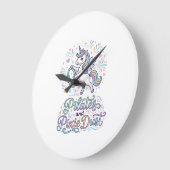Eenhornige Pilates en Pixie Dust Witte Achtergrond Grote Klok (Hoek)