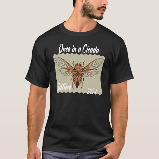 EENS IN EEN CICADA LEVENSDUUR 2024 T-SHIRT (Voorkant)