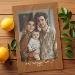 Eenvoudig 1 fotosjabloon - Warm kleurenkader - Tek Theedoek<br><div class="desc">Gebruik een verticale foto en maak een uniek en trendy cadeau. Dit moderne minimale ontwerp bevat een rand in een kleur van uw keuze (wijzig deze in het geavanceerde ontwerpgebied) en een eenvoudige tekstregel om namen en andere gebeurtenisinformatie toe te voegen. Als u iets moet verplaatsen, klikt u op de...</div>