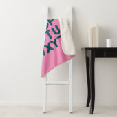 Eenvoudig alfabet Letter-artikel in roze Sherpa Deken (In situ)