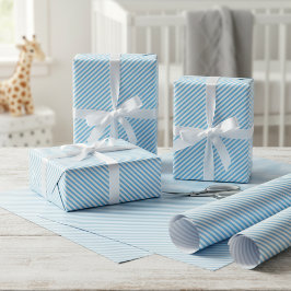 Eenvoudig babyblauw wit diagonaal streepjespatroon cadeaupapier