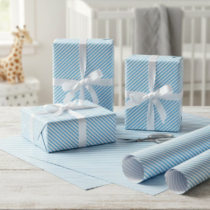 Eenvoudig babyblauw wit diagonaal streepjespatroon cadeaupapier