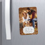 Eenvoudig bedrag opslaan Datum Magneet<br><div class="desc">De elegante en eenvoudige sparen de datummagneet met rond gemaakte hoeken kenmerkt uw favoriete portret-georiënteerde volledige aftapfoto. "Sparen de datum, "uw trouwdatum, de namen en de trouwplaats worden getoond in klassieke zwarte letters op een wit noteerbaar rechthoekelement dat met een uiterst kleine bloei wordt geassocieerd. Een unieke en onderverklaarde keuze...</div>
