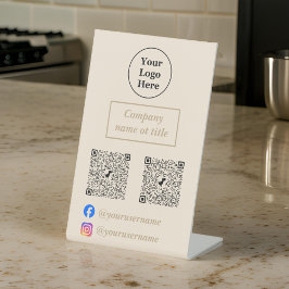 Eenvoudig beige minimalistisch reclamebord met voetstuk