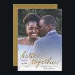 Eenvoudig beter samen Manuscript Volledige Foto |  Save The Date<br><div class="desc">Deze stijlvolle foto Save the Date flat card is uitgerust met handgeschreven typografie, lezen, "beter bij elkaar" boven een volledig aftapfotosjabloon. Een witte bekleding op de bodem van de kaart staat de tekst toe om over bijna om het even welke foto uit te staan! De achterkant van de kaart bevat...</div>