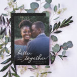 Eenvoudig beter samen Manuscript Volledige Foto |  Save The Date<br><div class="desc">Deze stijlvolle foto Save the Date flat card is uitgerust met handgeschreven typografie, lezen, "beter bij elkaar" boven een volledig aftapfotosjabloon. Een donkere bekleding op de bodem van de kaart staat de tekst toe om over bijna om het even welke foto uit te staan! De achterkant van de kaart bevat...</div>