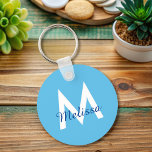 eenvoudig Blauw blauwgroen modern Monogram meisjes Sleutelhanger<br><div class="desc">Deze strakke sleutelhanger heeft een strakke, eigentijdse esthetiek met een levendig blauw blauwgroen kleurenschema. Pas het aan met uw monogram om een vleugje individualiteit toe te voegen aan uw dagelijkse benodigdheden. Deze chique monogram-sleutelhanger is ideaal om uw sleutels georganiseerd en gemakkelijk te herkennen te houden en combineert stijl en functionaliteit....</div>