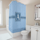 Eenvoudig blauw en wit modern geometrisch monogram douchegordijn (In situ)