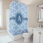 Eenvoudig blauw en wit modern geometrisch monogram douchegordijn (In situ)