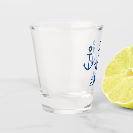 Eenvoudig blauw en wit nautisch anker monogram shot glas (Links)
